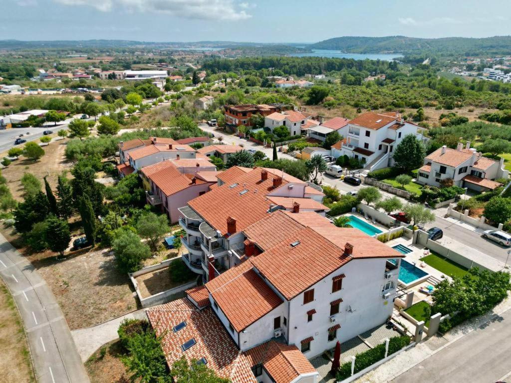 Linc Rooms & Apartments Banjole Buitenkant foto